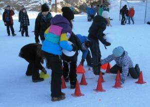 Skolebarn i aktivitet en vinterdag - Klikk for stort bilde