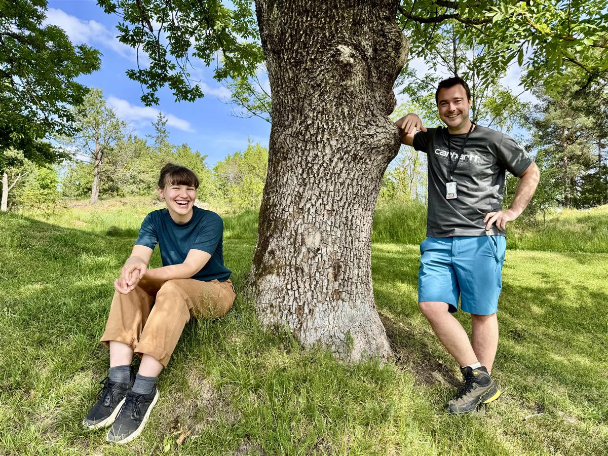 Smilende kvinne og mann i skogen - Klikk for stort bilde