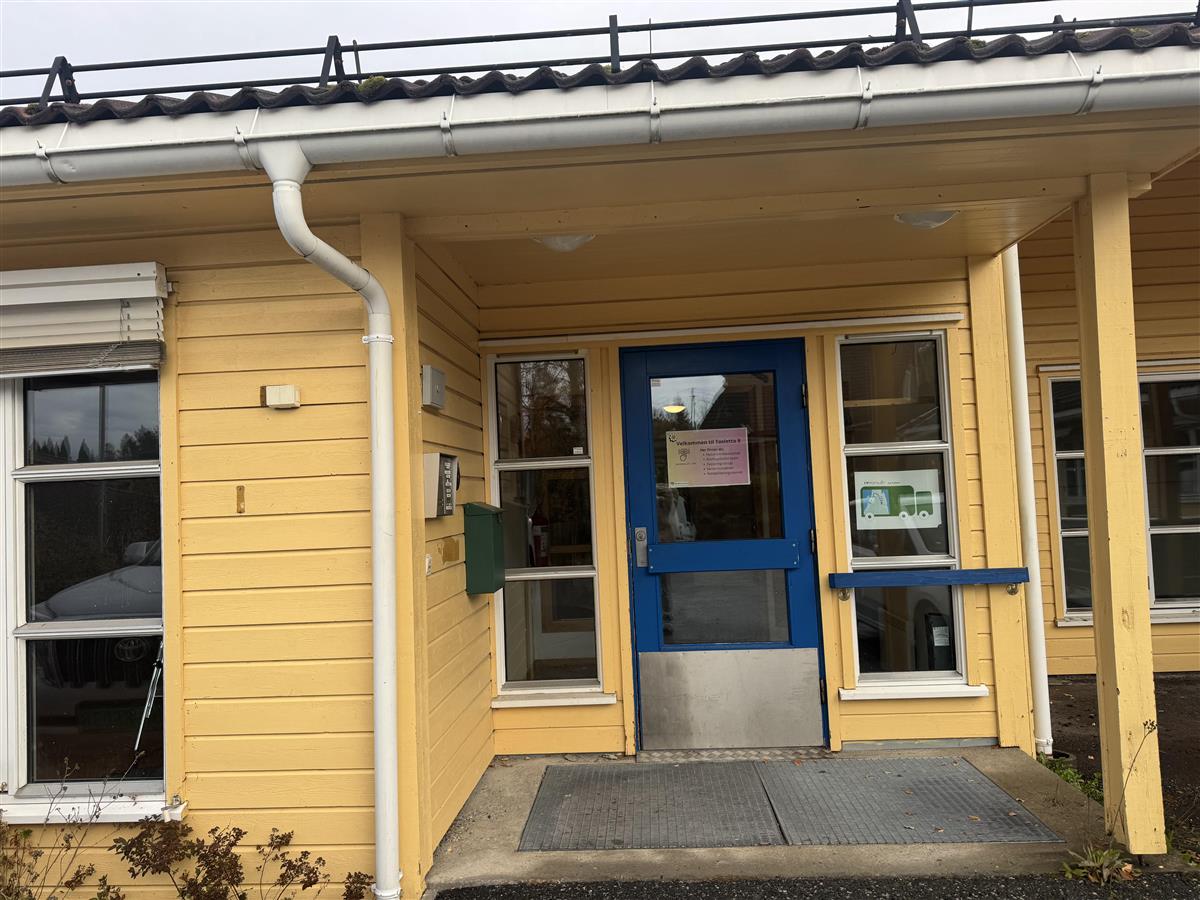 Gult hus og blå dør - Klikk for stort bilde