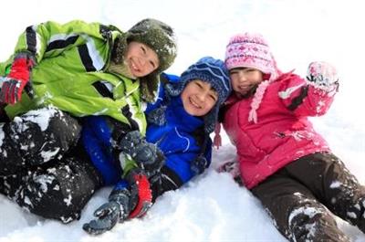Glade barn i snø