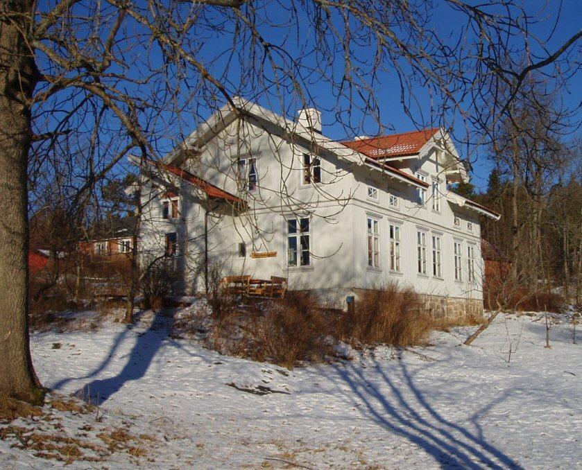 To gård, en av Nesodden kommunes eldste gårder.  - Klikk for stort bilde