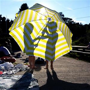 Gutt og jente bak parasoll - Klikk for stort bilde