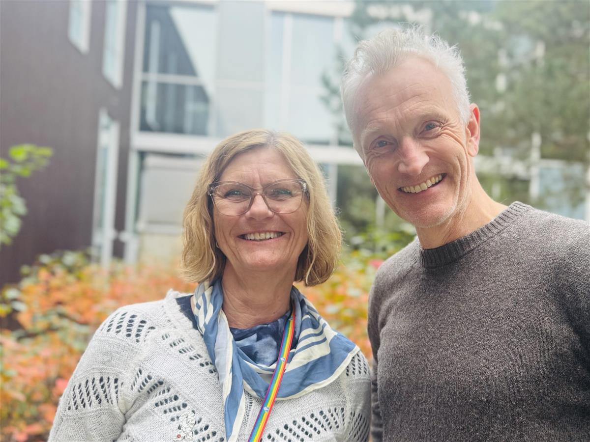 Smilende duo i høstnatur - Klikk for stort bilde