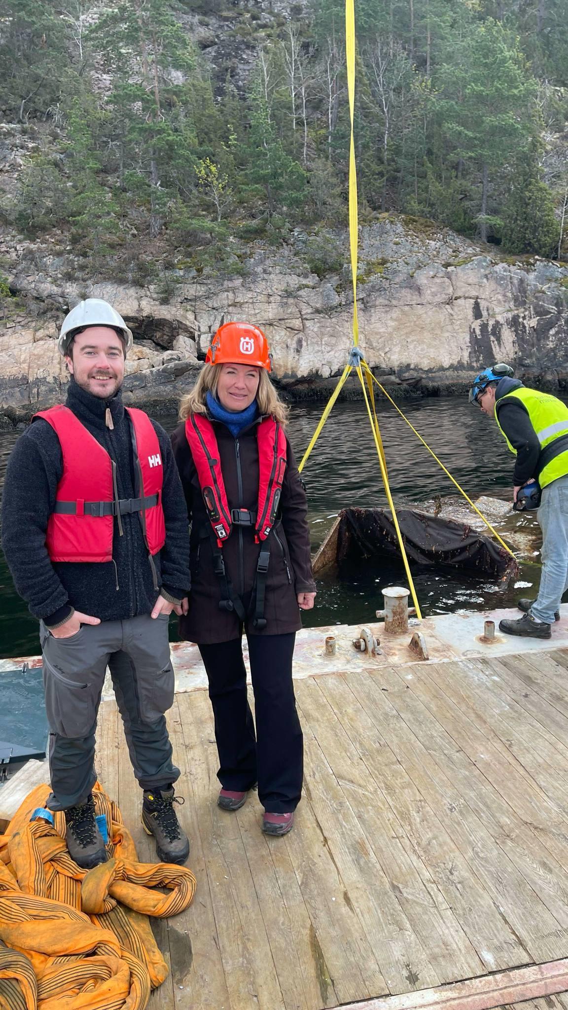 To smilende mennesker med hjelp på en brygge - Klikk for stort bilde