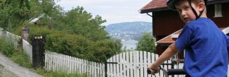 Gutt på sykkeltur - Klikk for stort bilde