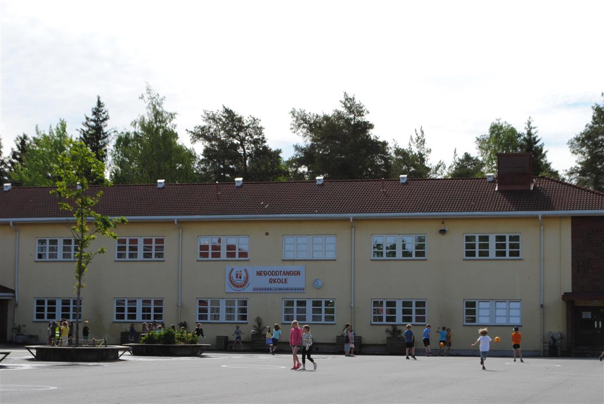 Nesoddtangen skolebygning med lekende barn på skoleplassen - Klikk for stort bilde
