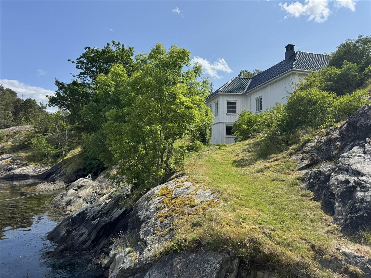 Sol,vann og vakker hvit bygning - Klikk for stort bilde