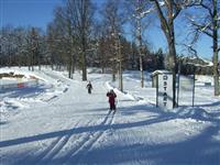 Barn på ski ved Bergerbanen - Klikk for stort bilde