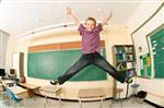 Gutt som hopper i lufta av glede - Klikk for stort bilde