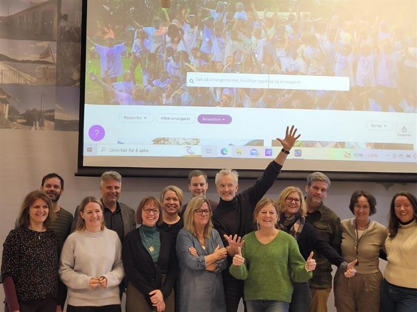 Jublende gjeng foran lerret - Klikk for stort bilde